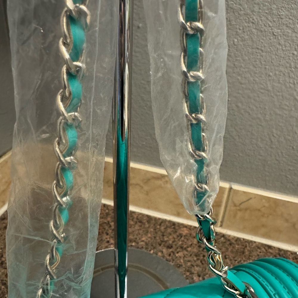Badgley Mischka Teal Quilted Crossbody Bag - Picture 4 of 5
